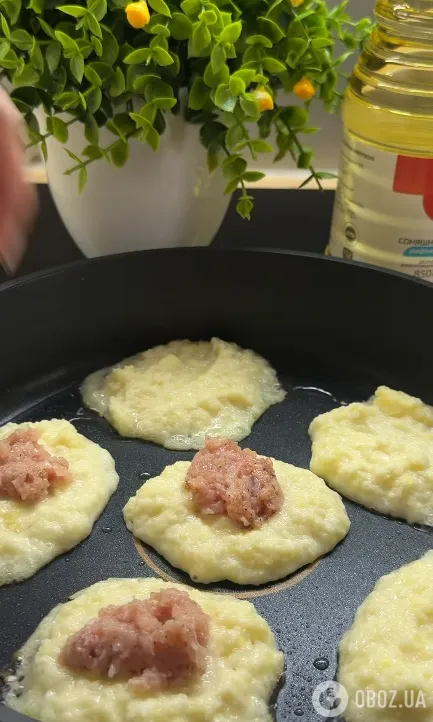 Викладаємо фарш на картоплю
