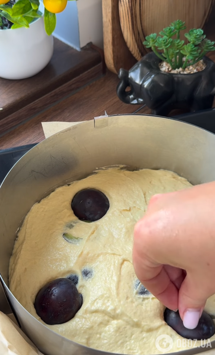 Вкладаємо сливи половинками зверху