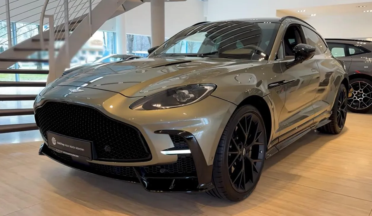 Aston Martin DBX.