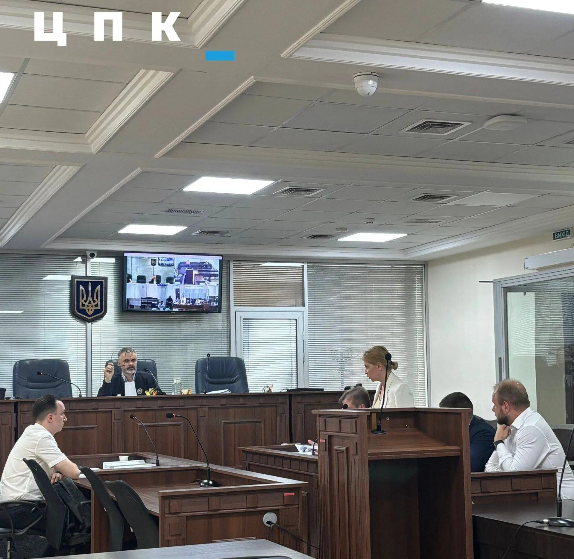 Антикоррупционный суд выбирает для обвиняемой меру пресечения.