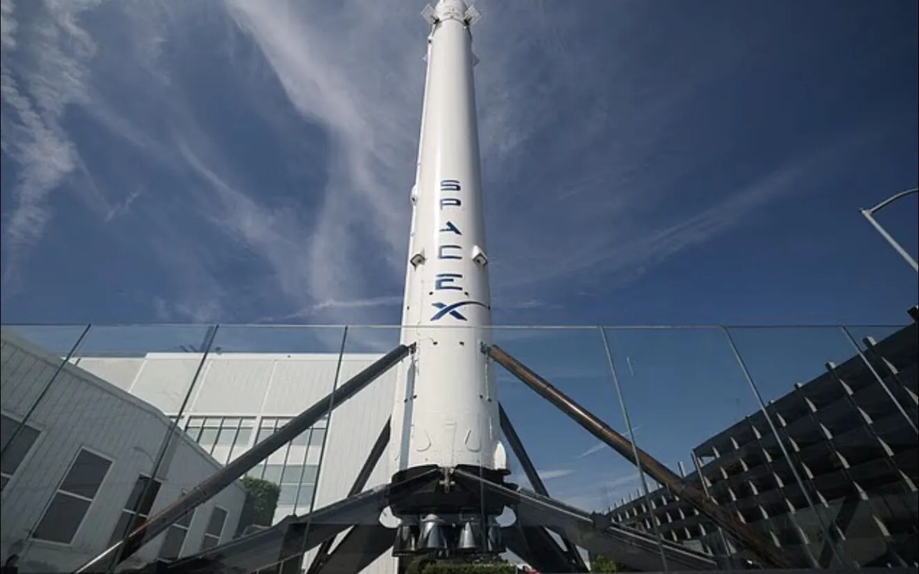 Ракета SpaceX Falcon 9 имеет верхнюю ступень весом 4 500 кг и длиной 39 футов (12 м), что примерно соответствует размерам пятиэтажного дома.