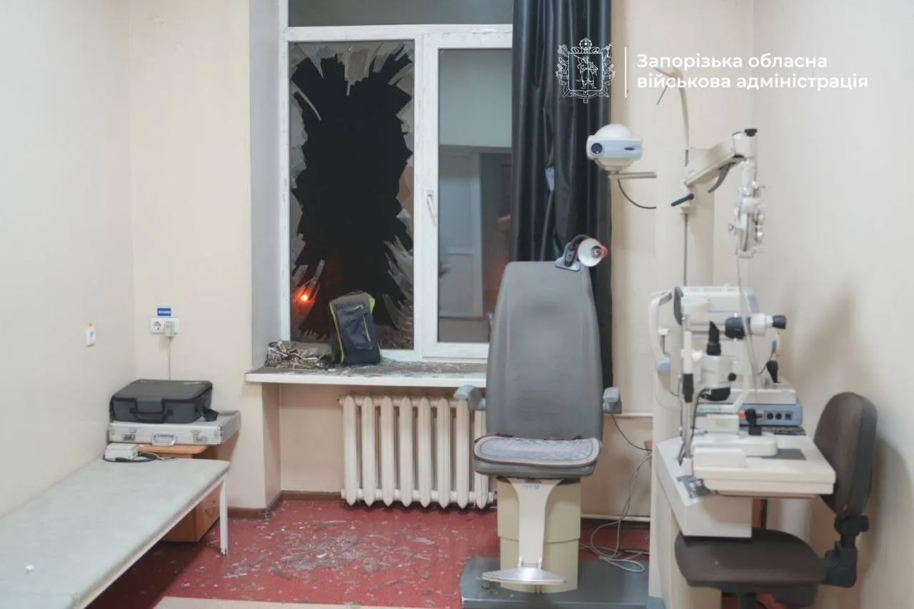 В результате удара в больнице выбиты окна
