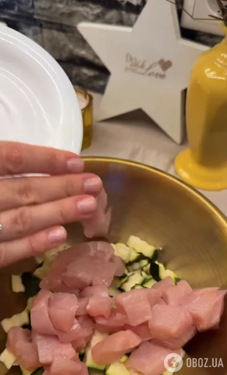 Смешиваем мясо и овощи