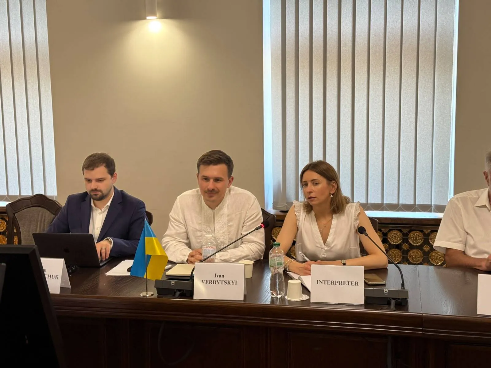 Представники України.