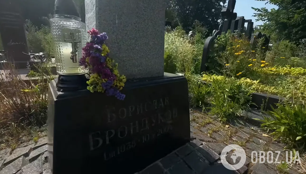 На могилу артиста приносять квіти