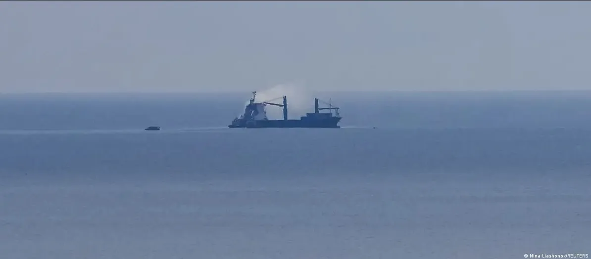 Горящее грузовое судно в Чёрном море недалеко от Одессы.