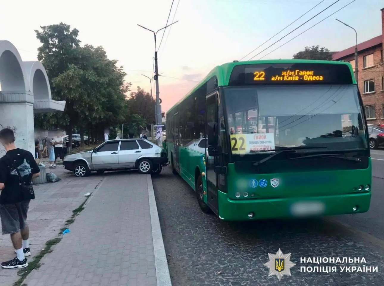 Легковик протаранив автобус, який висаджував пасажирів на зупинці.