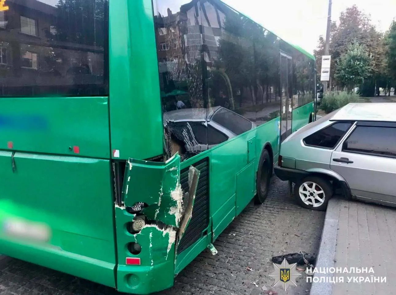 Легковик протаранив автобус, який висаджував пасажирів на зупинці.