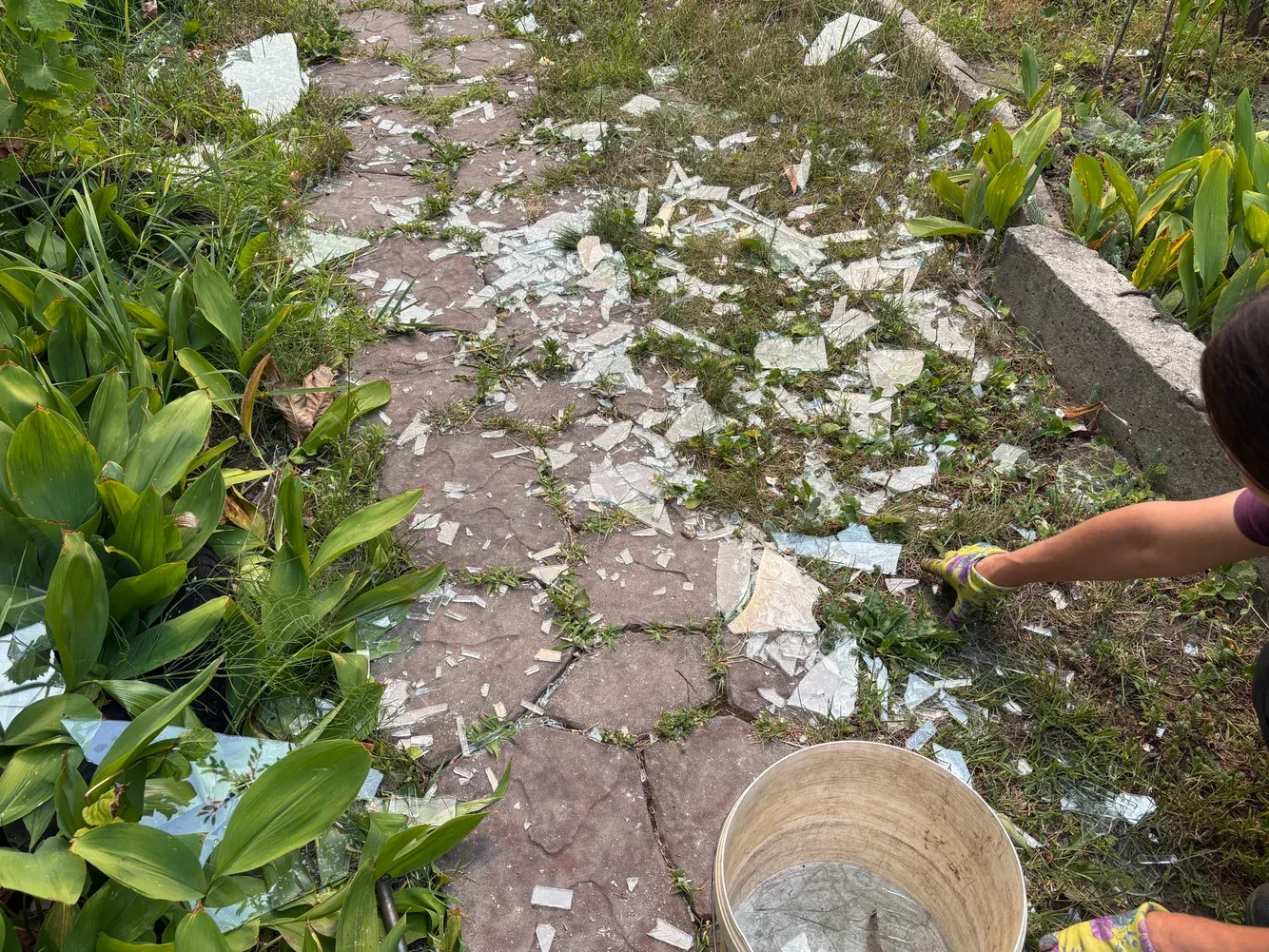 Окно дома, пострадавшего от взрыва.