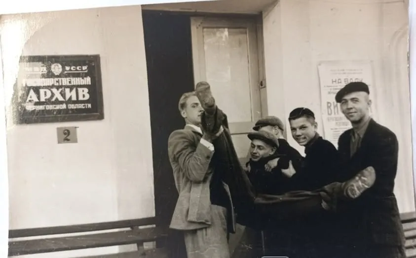 1956 год, молодые люди веселятся у входа в здание госархива.