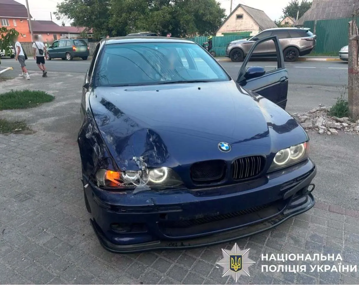 Пьяный водитель BMW протаранил мотоцикл.