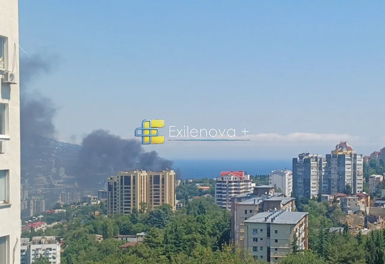 Над Ялтою після вибухів здіймається дим