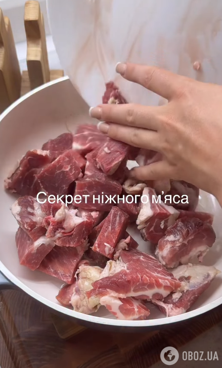 Выкладываем мясо на сковороду