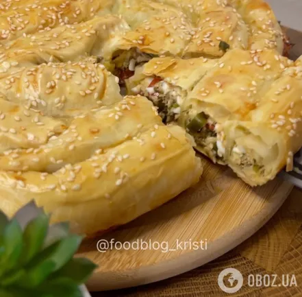 Готовый пирог из теста фило с тунцом