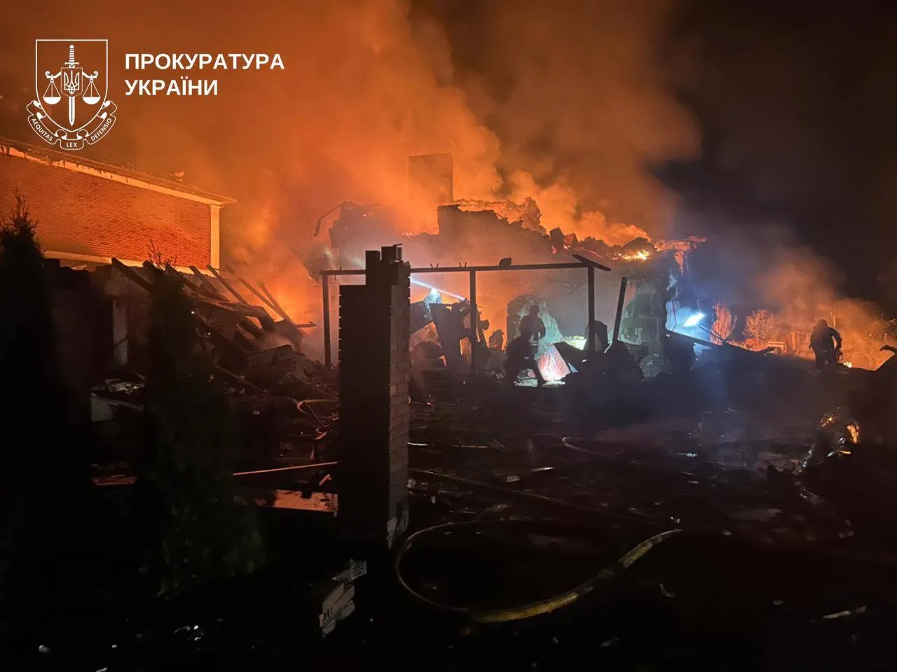 На місці російської атаки спалахнула пожежа.