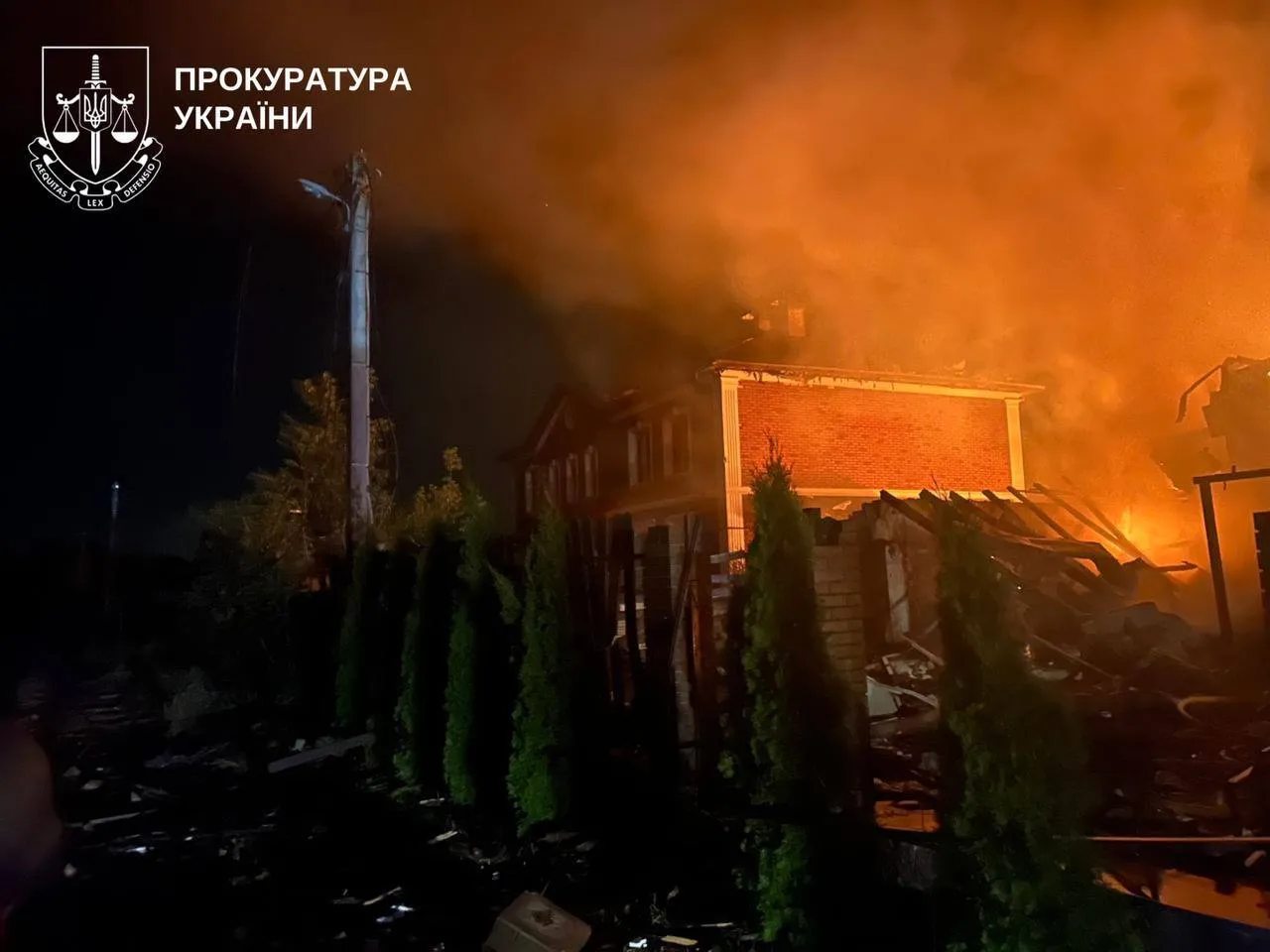 Пожежа в будинку на місці атаки.