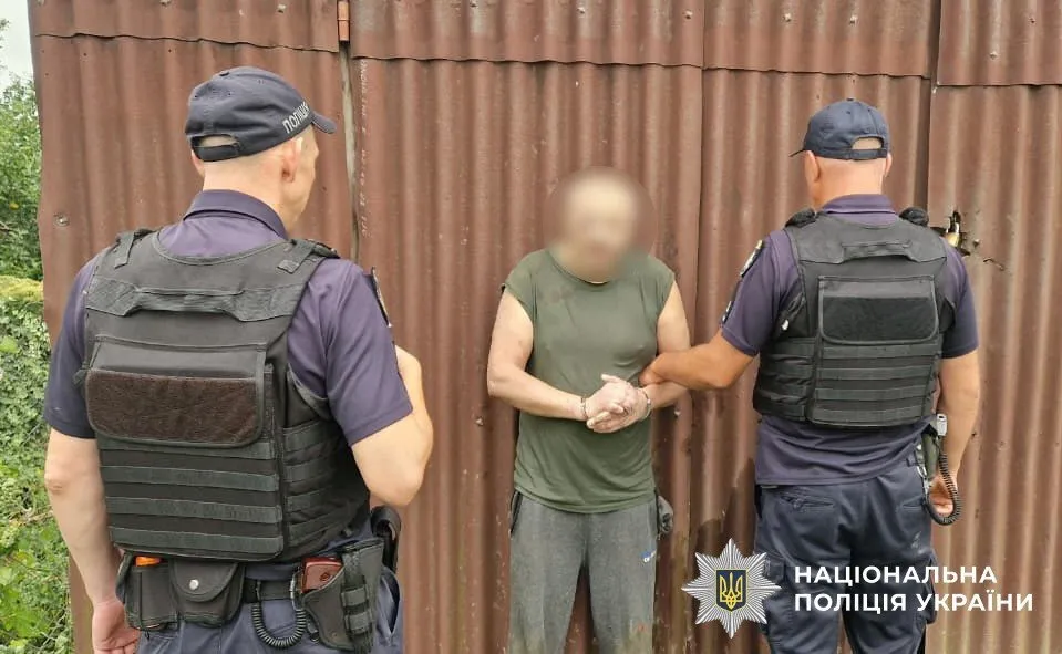 Поліцейські встановили місцеперебування підозрюваного та затримали його.