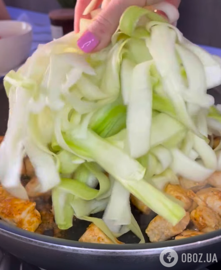 Добавляем кабачки к курице