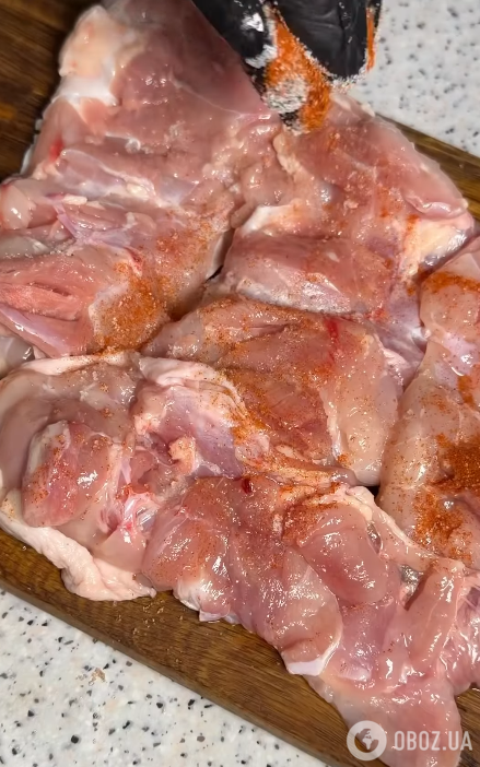 Приправляем курицу