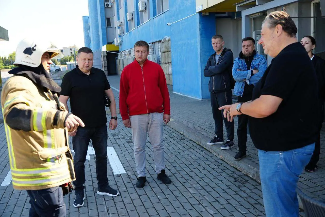 Виталий Бунечко на встрече с работниками завода.