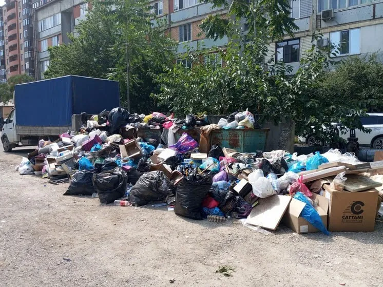 Одна из мусорных свалок в Каспийске.