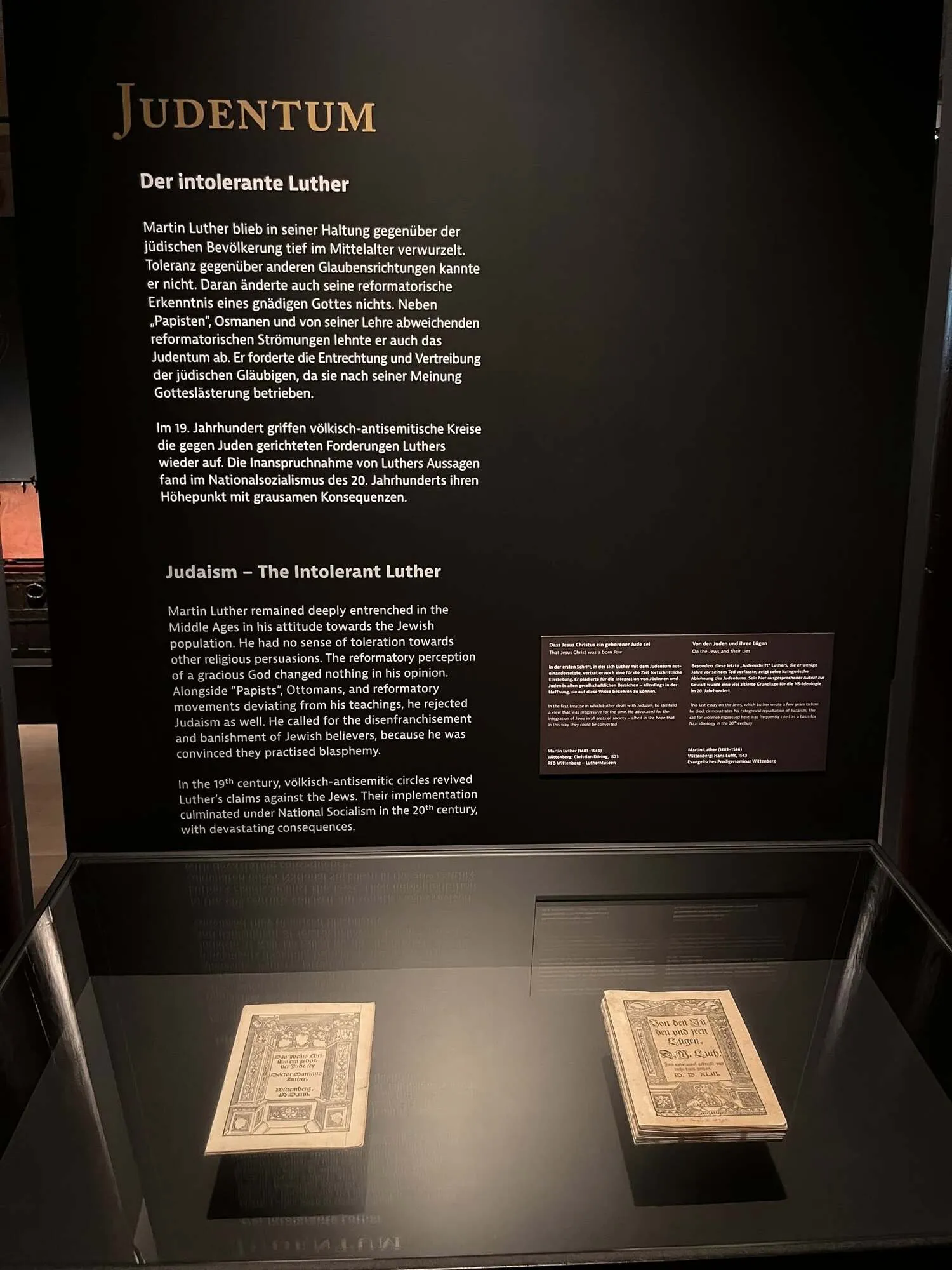 Трактат Лютера «Об евреях и их лжи» (1543), который немцы выставляют в отдельной витрине в музее Лютера в Виттенберге.