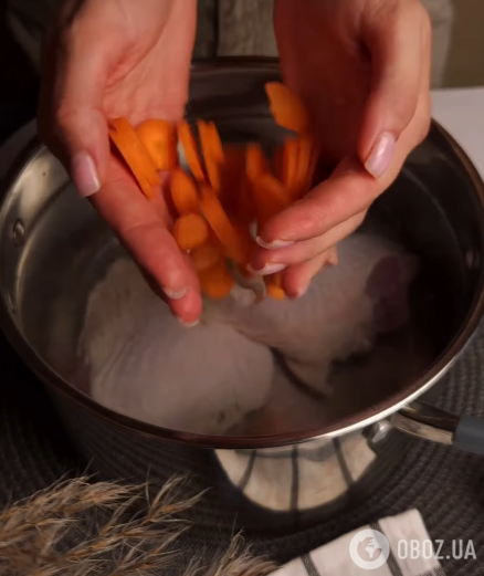 Добавляем морковь к мясу