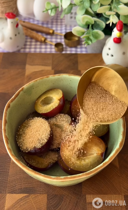 Посыпаем сливы сахаром с корицей
