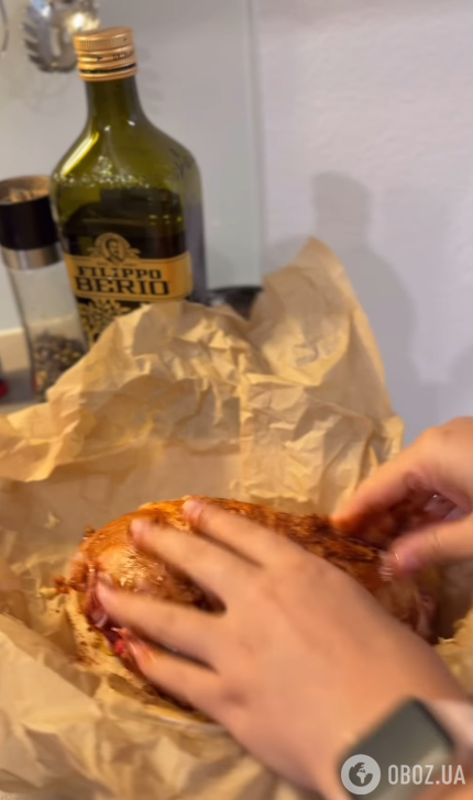 Смазываем мясо специями
