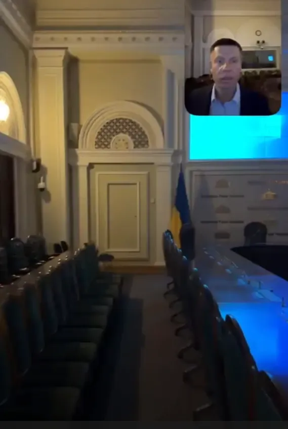 Зал в подвальном помещении.