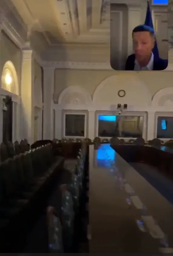 Зал в подвальном помещении.