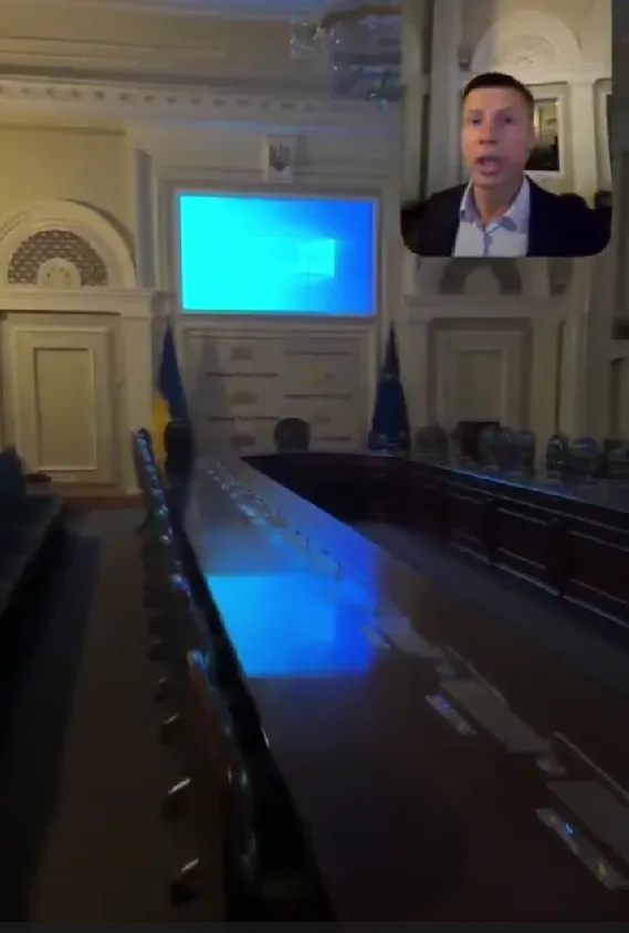 Зал в подвальном помещении.