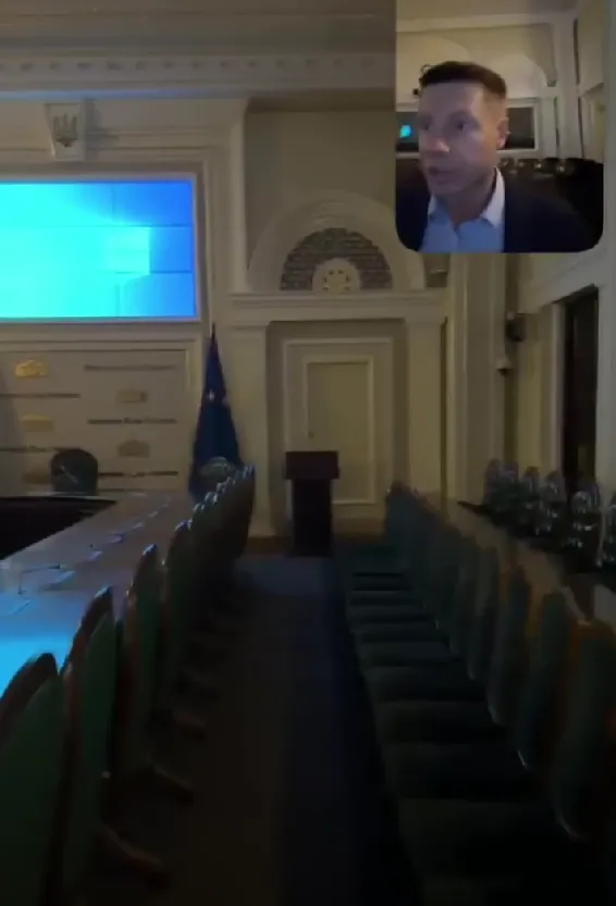 Зал в подвальном помещении.