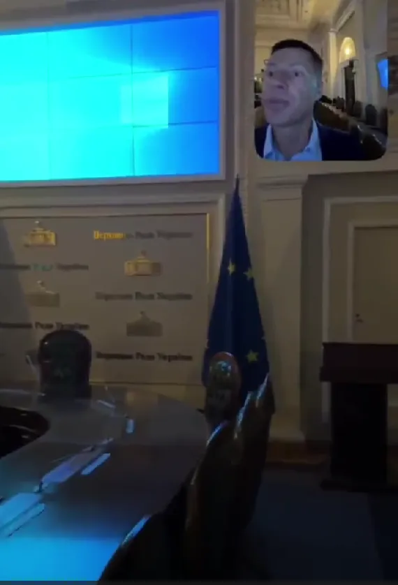 Зал в подвальном помещении.