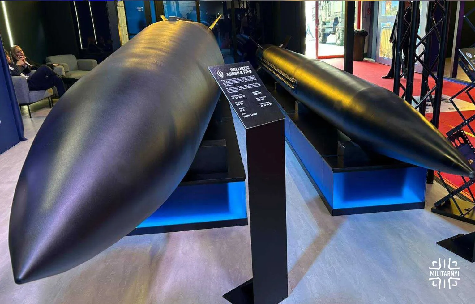 Баллистические ракеты FP-7 (справа) и FP-9 (слева) на международной выставке MSPO 2026 в Польше.