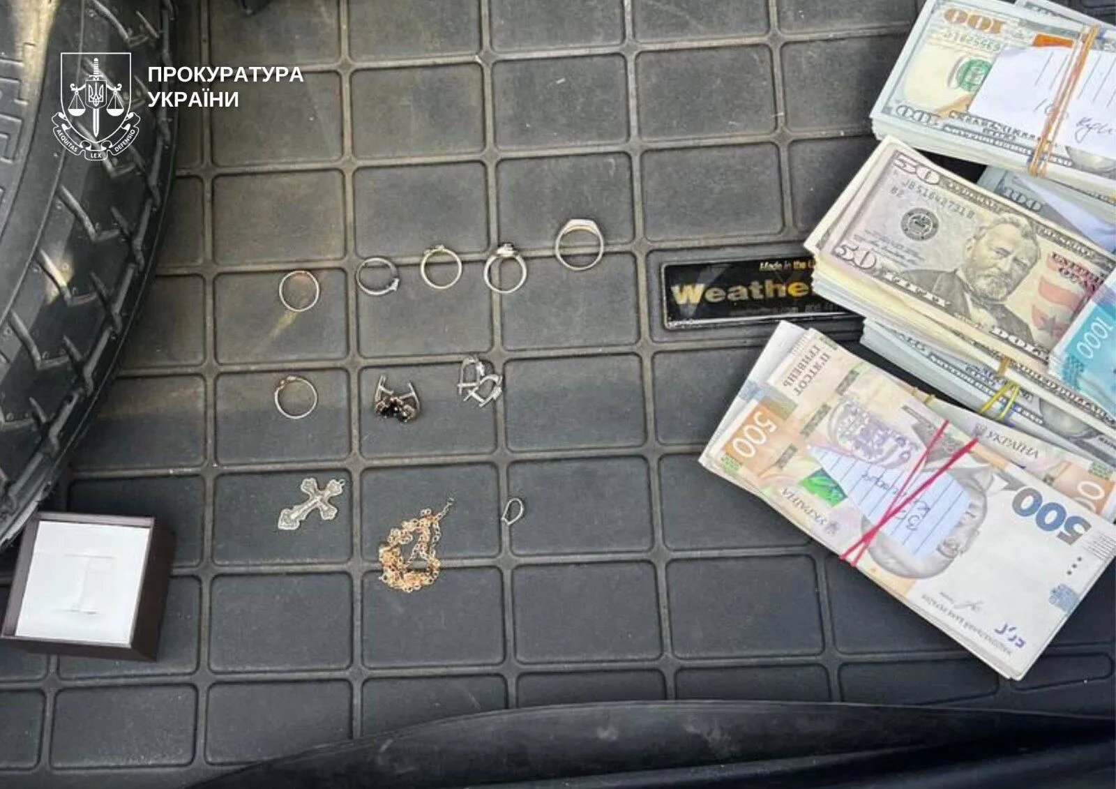 Девушка собрала из дома 54 550 долларов и 90 тысяч гривен.