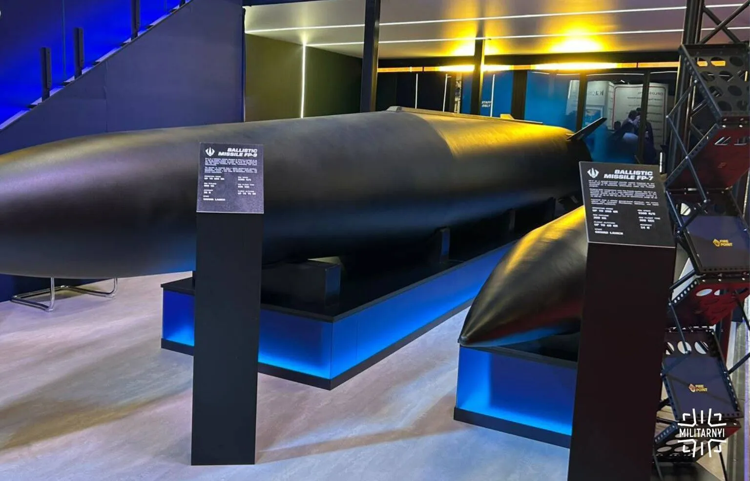 Баллистические ракеты FP-7 (справа) и FP-9 (слева) на международной выставке MSPO 2026 в Польше.