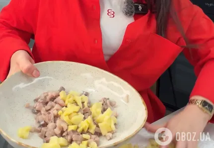 Смешиваем в миске картофель и рыбу