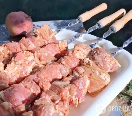 Нанизуємо м'ясо