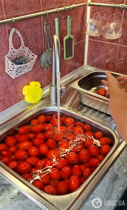 Миємо помідори