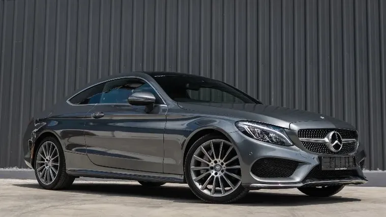 Mercedes-Benz C300 2015 года.