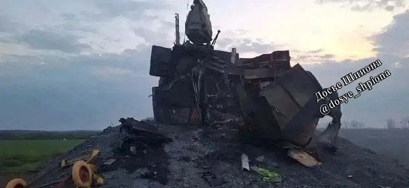 Знищений ЗРК "Панцир" на насипі