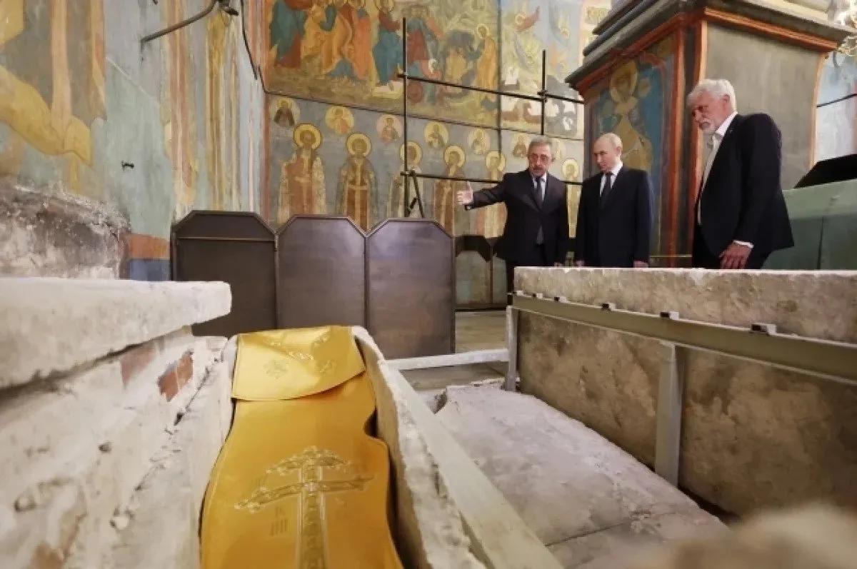 Путіну показують мощі "святого".