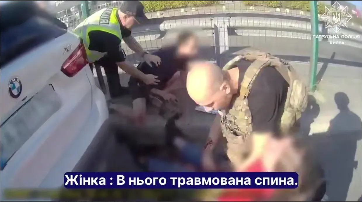 Полиция показала первые минуты после удара РФ по АЗС в Киеве.