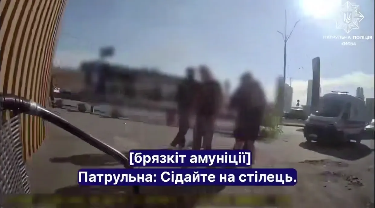 Полиция показала первые минуты после удара РФ по АЗС в Киеве.