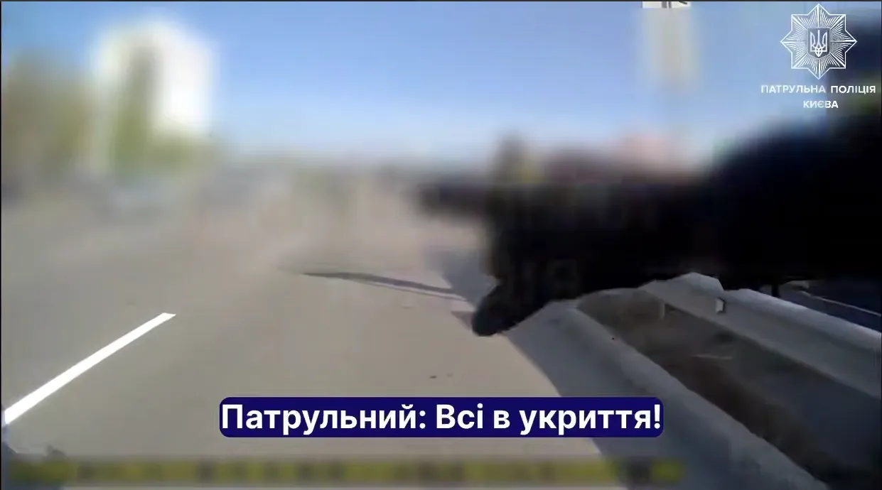 Полиция показала первые минуты после удара РФ по АЗС в Киеве.