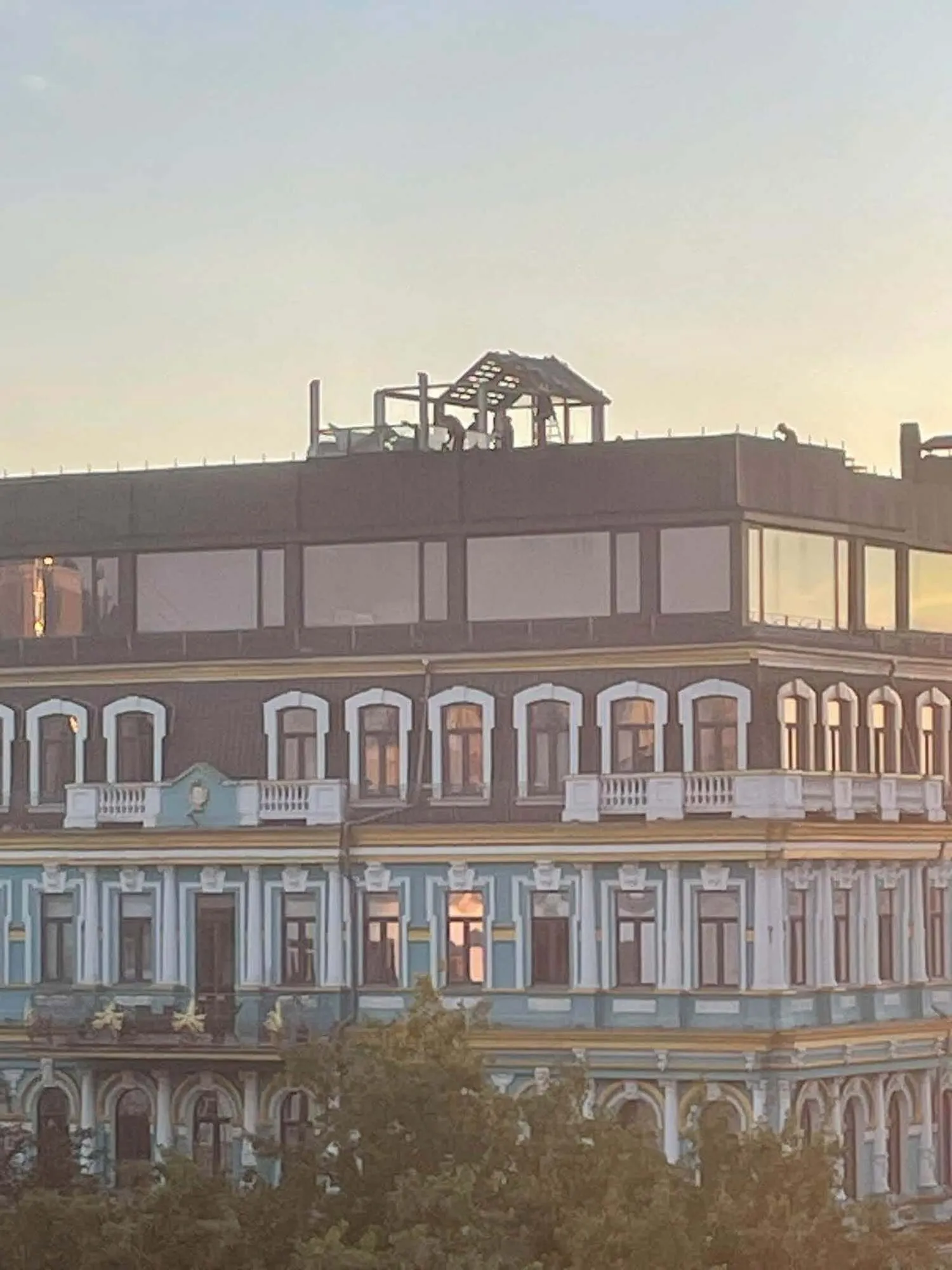У Києві на незаконній надбудові в будинку на Володимирській додають "шалашики".