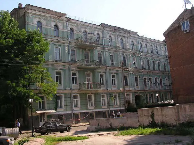 Будинок до появи незаконної надбудови.