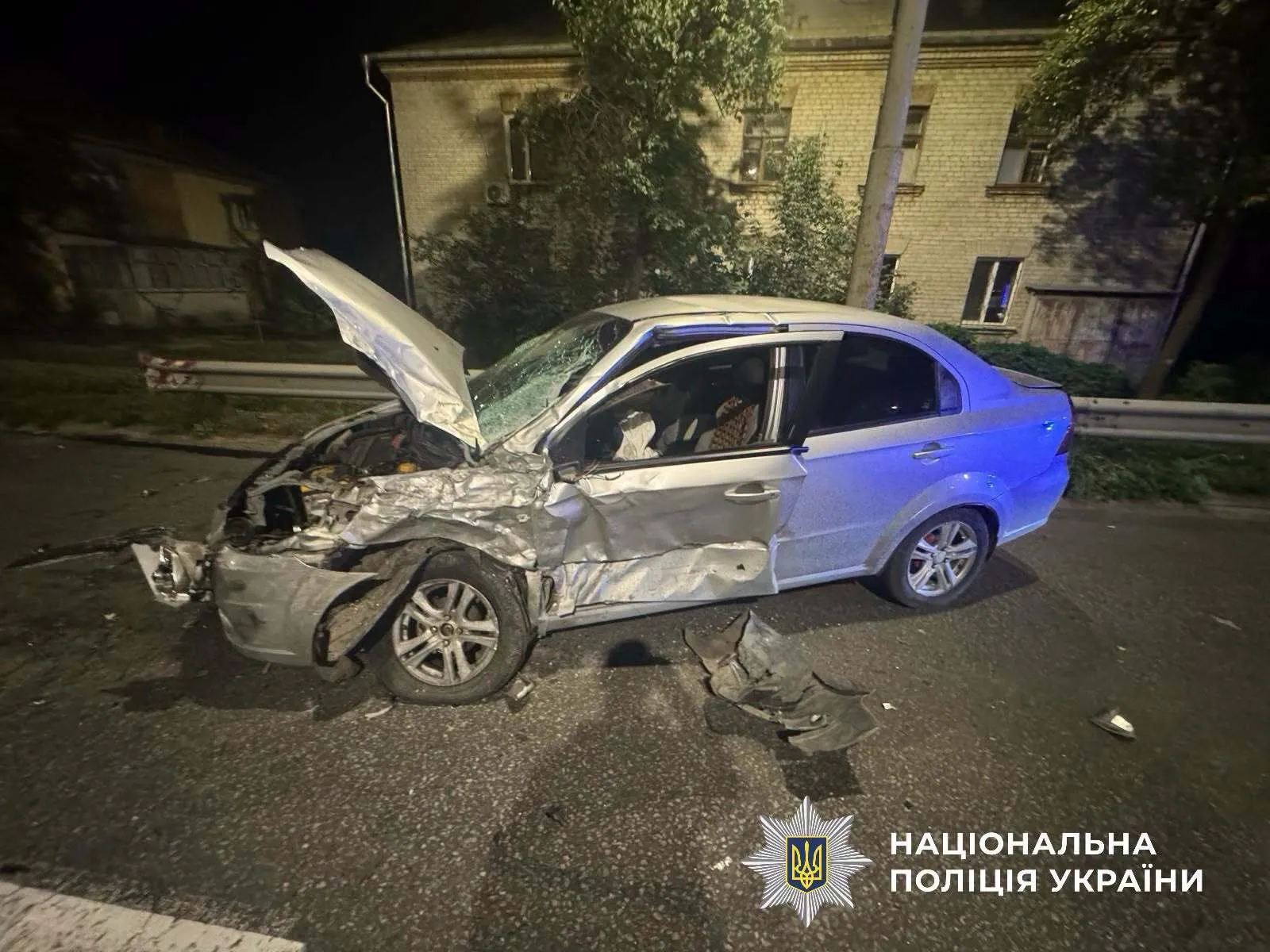 Произошло ДТП с участием легкового автомобиля и микроавтобуса.
