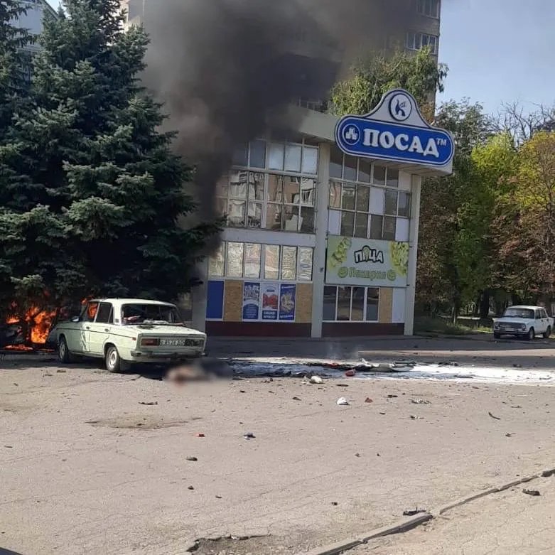 Росія тричі вдарила по парковці біля супермаркету у Краматорську: є загиблий і поранені. Фото